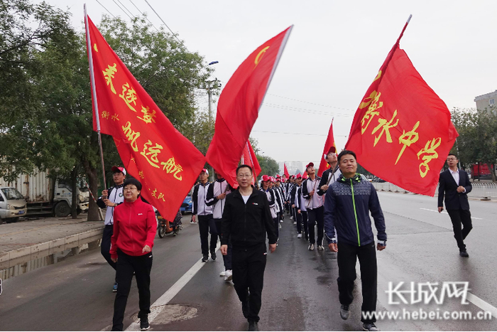 河北衡水中学党委书记、校长郗会锁（中）和同学们一起踏上远足的征途。长城网记者 胡竞文 摄
