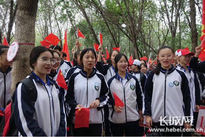 学生们在宿营地齐唱红歌。长城网记者 胡竞文 摄