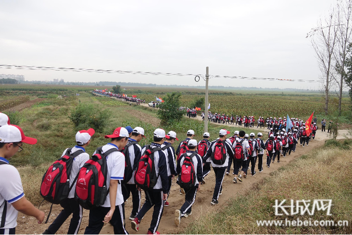 远足途中，河北衡水中学学生们统一着装，场面壮观。长城网记者 胡竞文 摄