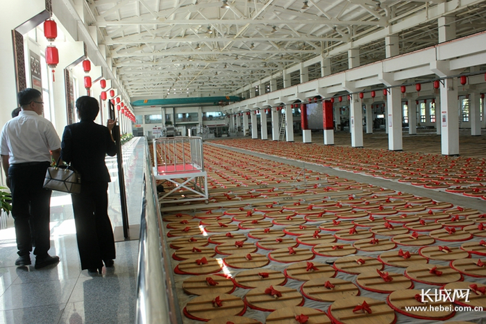 地缸发酵车间的数千个地缸。 长城网记者 郑建卫 摄