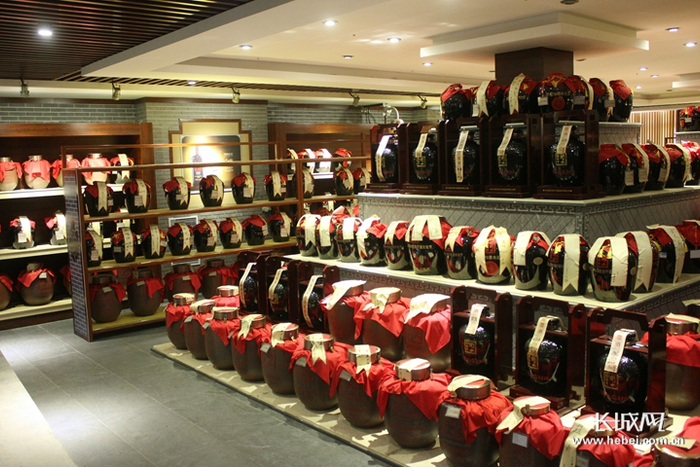 酒银行里封存的社会各界收藏的不同年份酒。 长城网记者 郑建卫 摄