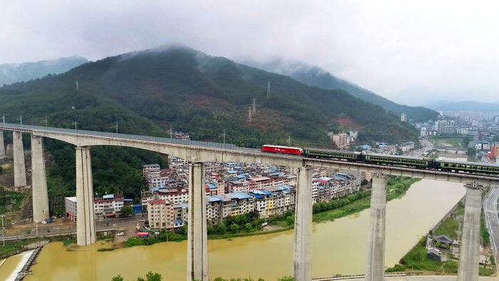 　　首列火车通过衢宁铁路熊城特大桥 郗艺辰 摄