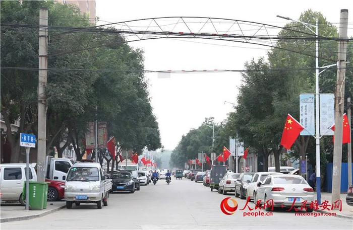 雄安容城县道路两侧挂满国旗，迎接国庆。胡宇浓/摄