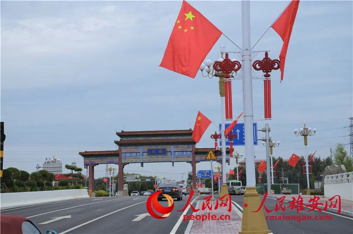 雄安新区雄县道路两侧国旗飘扬。朱峙委/摄