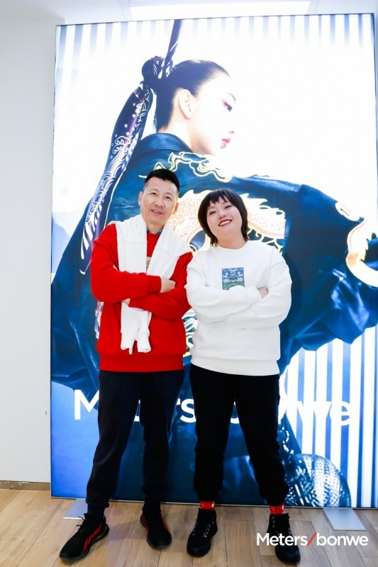 图/美邦服饰创始人周成建与李雪琴合影