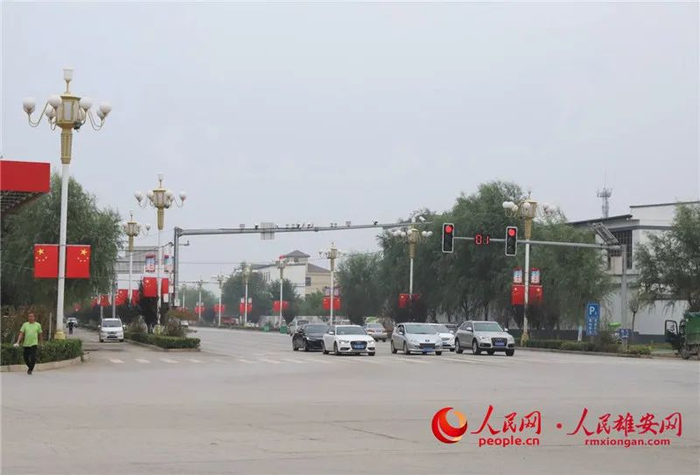 雄安安新县道路上节日氛围渐浓。李晰雅、韩笑/摄