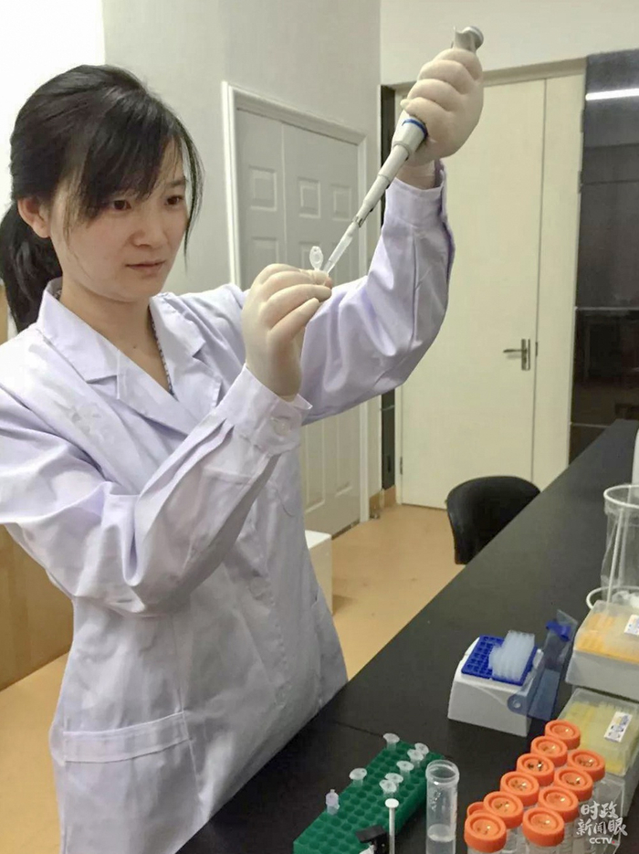 △来自中科院古脊椎动物与古人类研究所的80后研究员付巧妹在11日的座谈会上发言。她的主要研究领域是通过古DNA探究“我们是谁，我们从哪里来”。