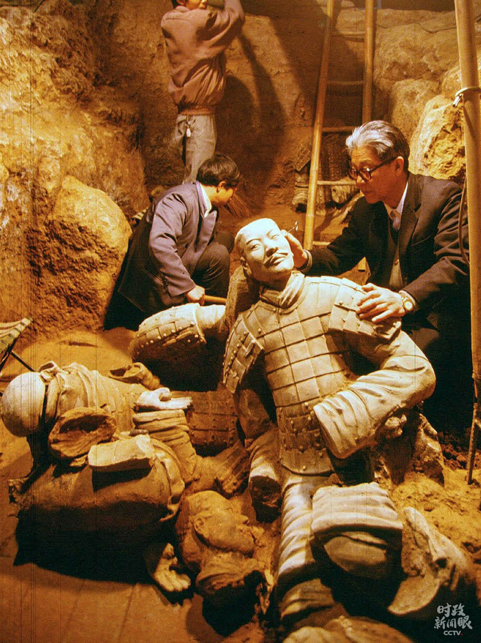 △上个世纪80年代，考古专家袁仲一教授正在清理出土的兵俑。袁教授有“秦俑之父”的美誉。
