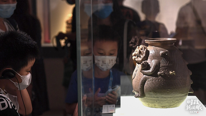 △暑期，学生在家长陪同下参观博物馆。