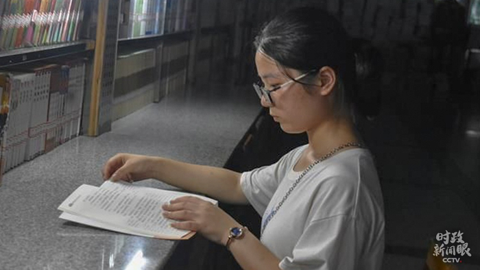 △前不久，湖南考生钟芳蓉以全省文科第四名的成绩报考北京大学考古系，引发广泛关注。