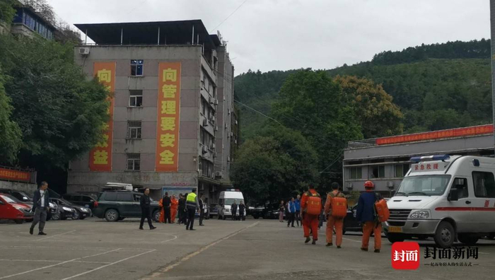 9月27日，救援人员在现场集结