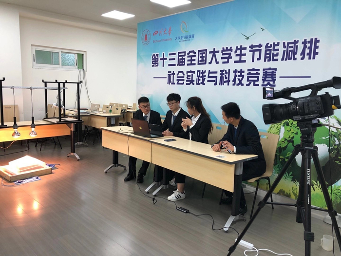 团队成员进行答辩模拟