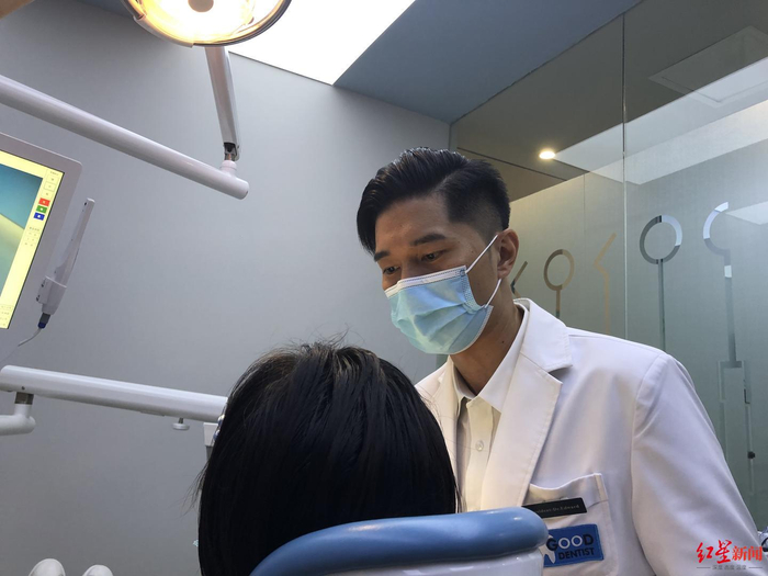 许君豪给患者检查