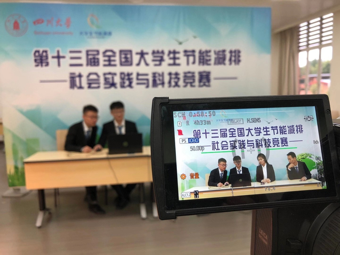 《模仿植物根系汲水的仿生太阳能海水淡化装置》团队进行答辩