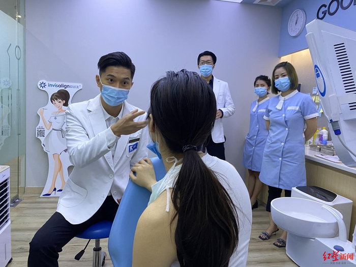 许君豪和患者沟通