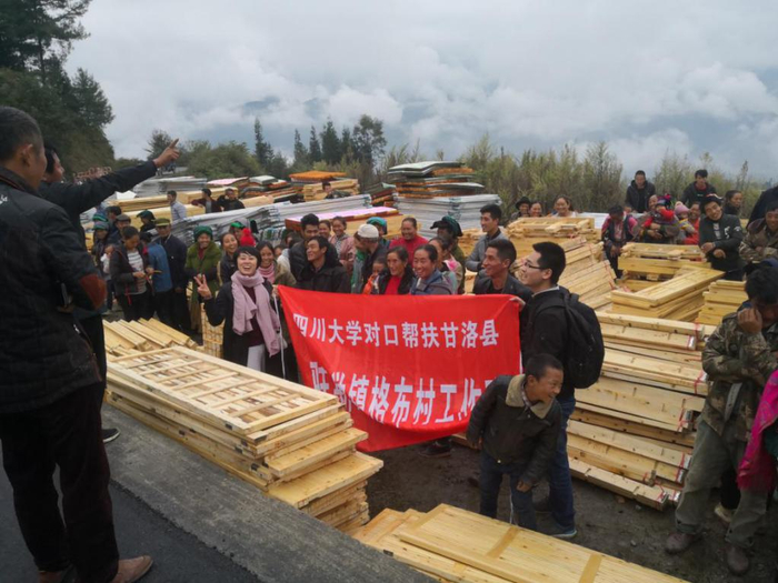 驻村帮扶队为村民发放家具的现场