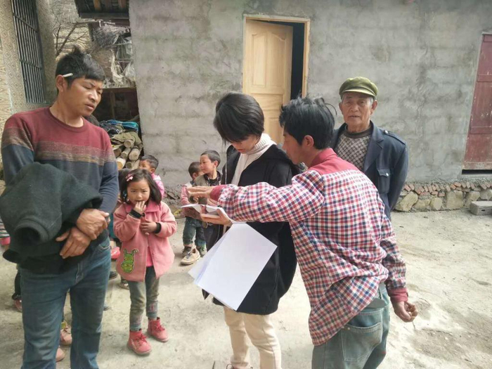 董薇（右三）下乡登记村民信息