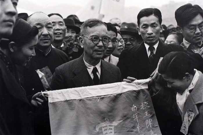 △1940年3月，陈嘉庚（中）回国慰问抗战军民，受到热烈欢迎。