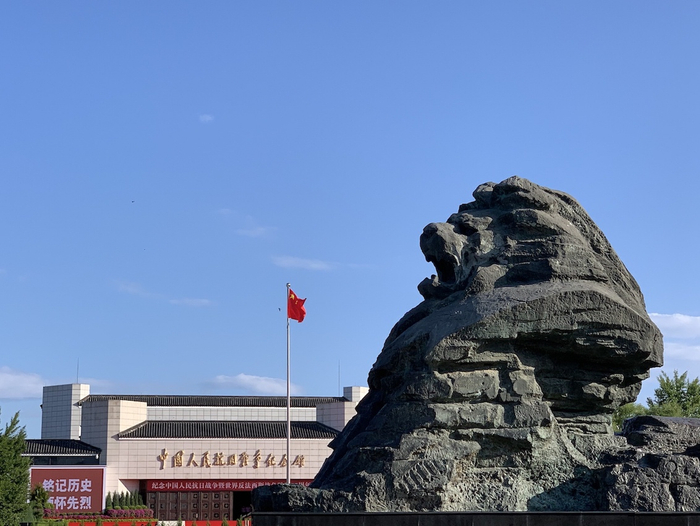 △中国人民抗日战争纪念馆前，屹立着巨型雕塑：醒狮。（总台央视记者程铖拍摄）