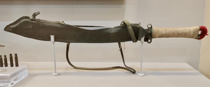 △第29军士兵在卢沟桥抵抗日军时使用过的大刀（总台央视记者范凯拍摄）