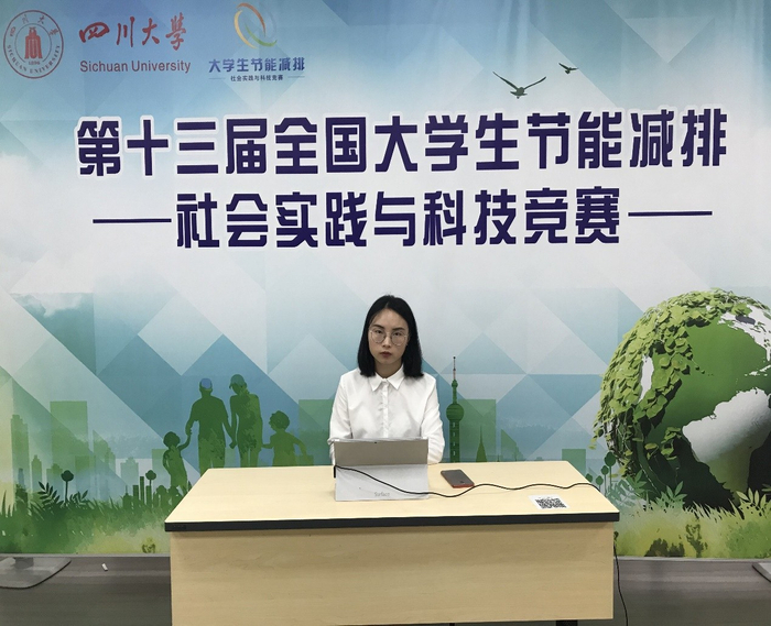 《“Refibre”—可重复使用的新型医疗防护织物》团队进行答辩