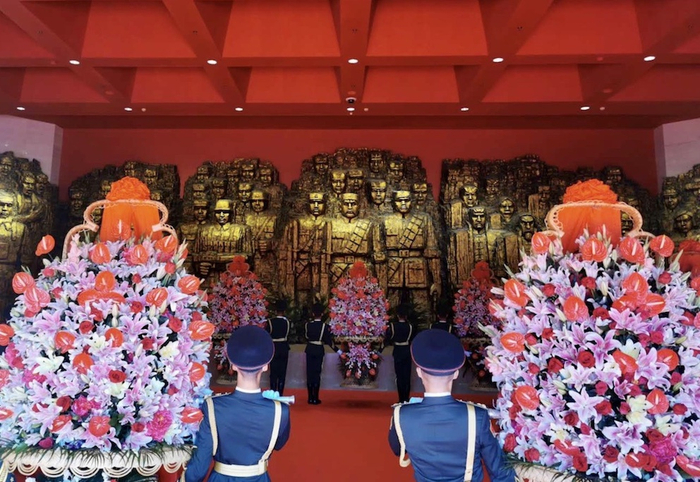 △礼兵将花篮抬入纪念馆序厅（总台央视记者黄京辉拍摄）