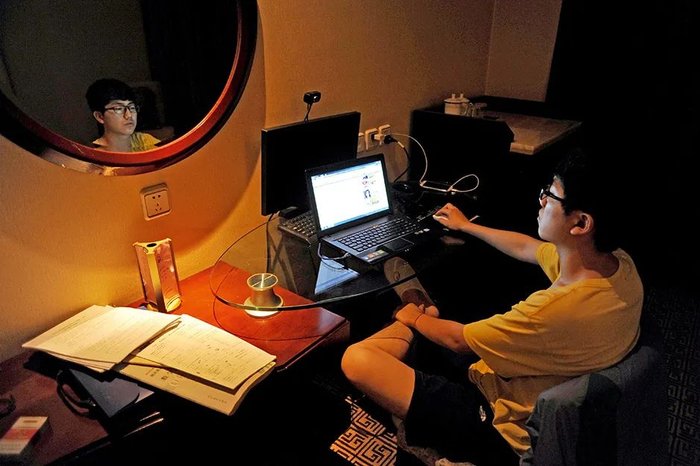 　　2015年6月6日晚10时许，山西运城市一处出租屋内，考生在网上查作文资料，备考第二天的语文考试。图/视觉中国
