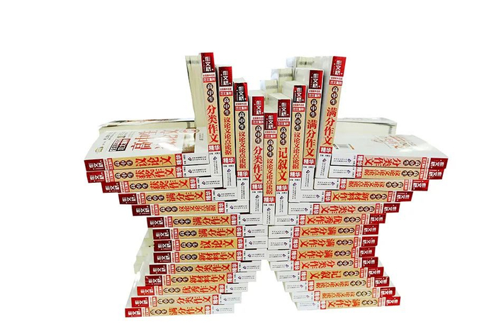 高考作文类的书籍是各大书店的长期畅销书种类之一。图/视觉中国