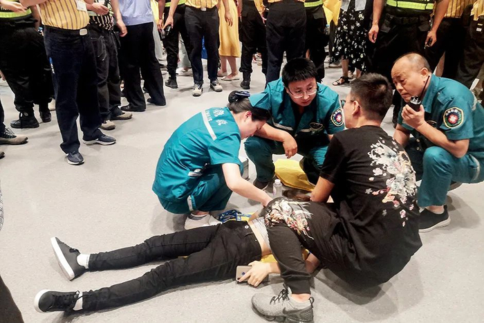 　　2019年8月29日中午，宜家家居郑州商场餐厅内一名女顾客排队取餐时晕倒在地，工作人员呼叫在商场待命的急救人员赶到现场对女子进行救治。图/IC