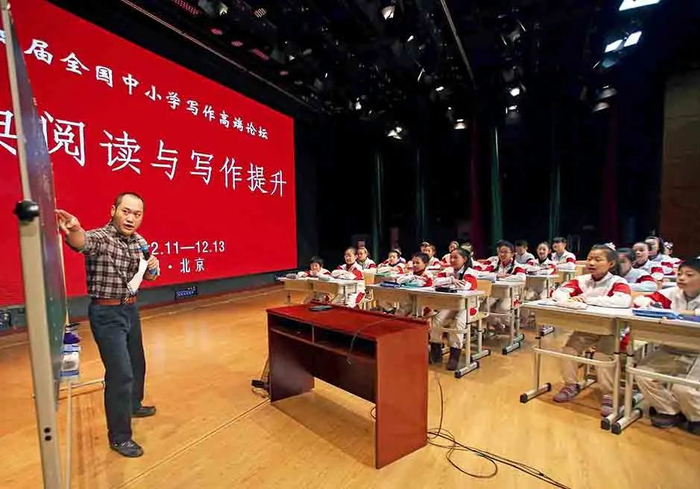 　　2015年12月，主题为“经典阅读与写作提升”的第四届全国中小学写作高端论坛在北京举行。摄影/本刊记者 王磊