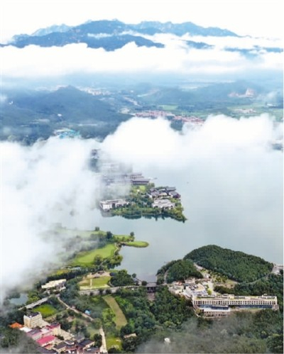 初秋雨后的北京怀柔雁栖湖畔美景如画。 卜向东摄（人民视觉）