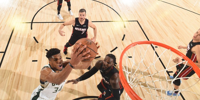 字母哥对阵强队录像解析面对勇士湖人雷霆时的战术应对与个人发挥