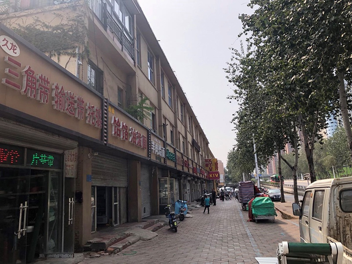 石家庄二环内城市面貌，建和桥附近仍然保留有五金批发市场。 陆肖肖 摄
