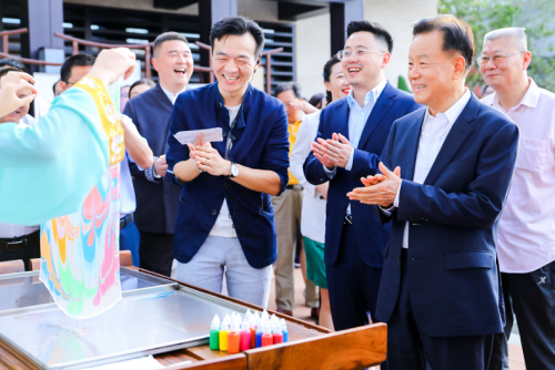 世茂集团董事局主席许荣茂先生（右一）于清明雅集现场