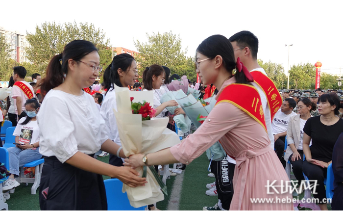 河北衡水中学学生为师长代表献花致敬。长城网记者 胡竞文 摄