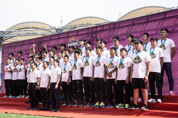 冠军运动员大合影。省田管中心供图