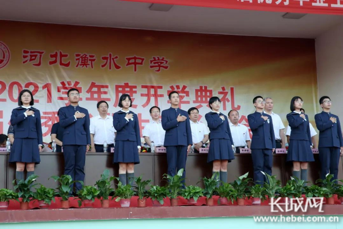 开学典礼上，学校师长为高一学生代表佩戴校徽。通讯员宋阳 摄