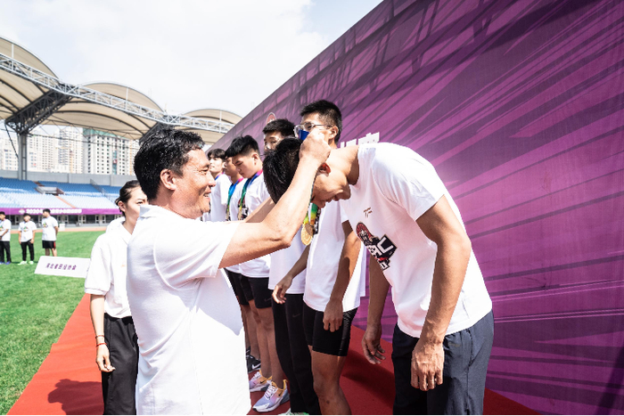 省田管中心主任刘晓马为冠军运动员颁奖。省田管中心供图