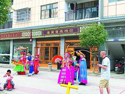 利川市柏杨坝镇农民艺术团在街头表演。本报记者 夏静摄