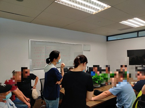 杭州长租公寓“爆雷”受害者与警方在沟通（受访者供图）