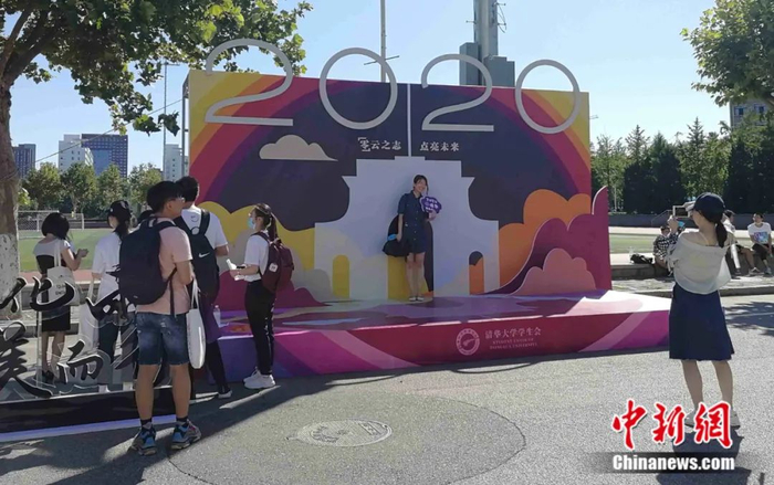 清华大学迎新现场 马海燕 摄