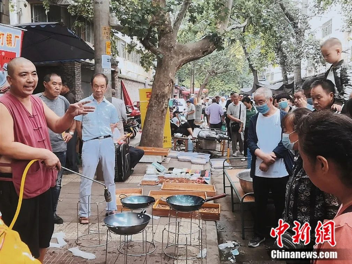 图为西仓集市内人声鼎沸。艾雨菡 摄