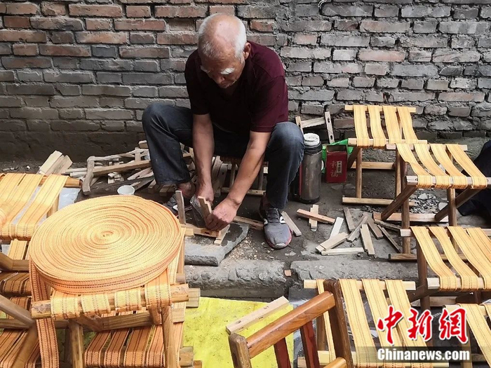 图为西仓集市内的手艺人。艾雨菡 摄