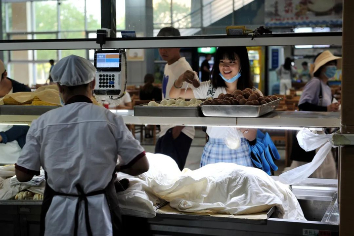 清晨7点，忙碌的竹苑食堂档口（记者 徐行 摄）