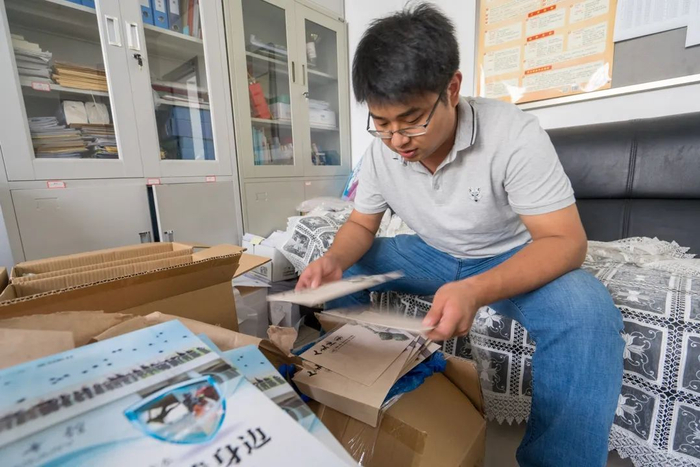 经管院新生辅导员安波正在清点迎新物料准备情况（学通社记者 刘博文 摄）