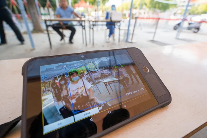 师生正在通过红外体温检测门（学通社记者 刘博文 摄）