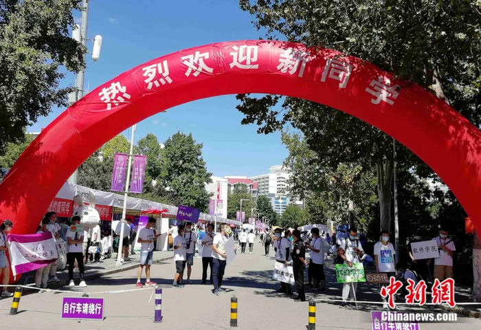 清华大学迎新现场 马海燕 摄