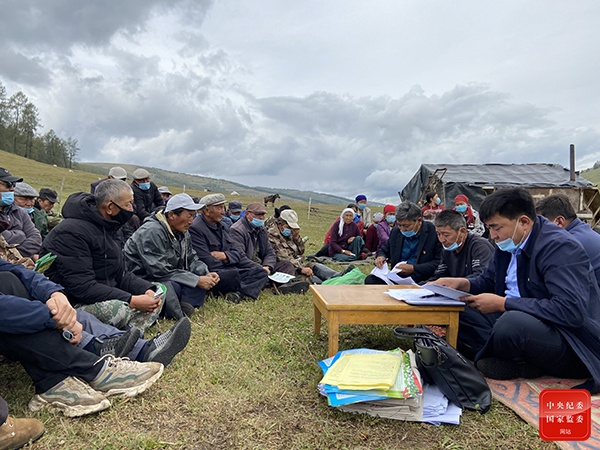 近日，新疆维吾尔自治区福海县纪委监委远赴180公里外的阿尔泰山“辉腾阿夏”牧场，开展信访举报宣传进牧区活动，让有诉求、有意见、有困难的群众在家门口就可以反映问题。岳童 摄
