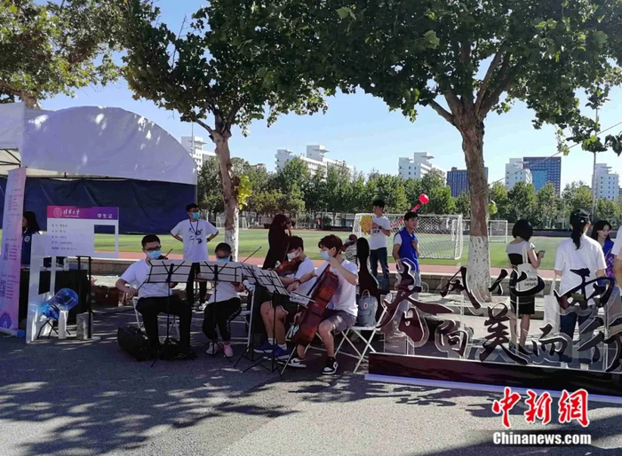 清华大学迎新现场 马海燕 摄