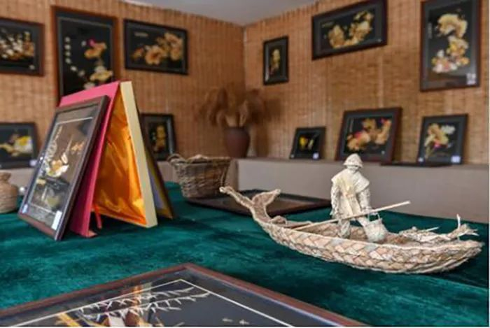 吉林省大安市牛心套保苇场工人们用芦苇制作的工艺品（7月23日摄）。新华社记者 张楠 摄